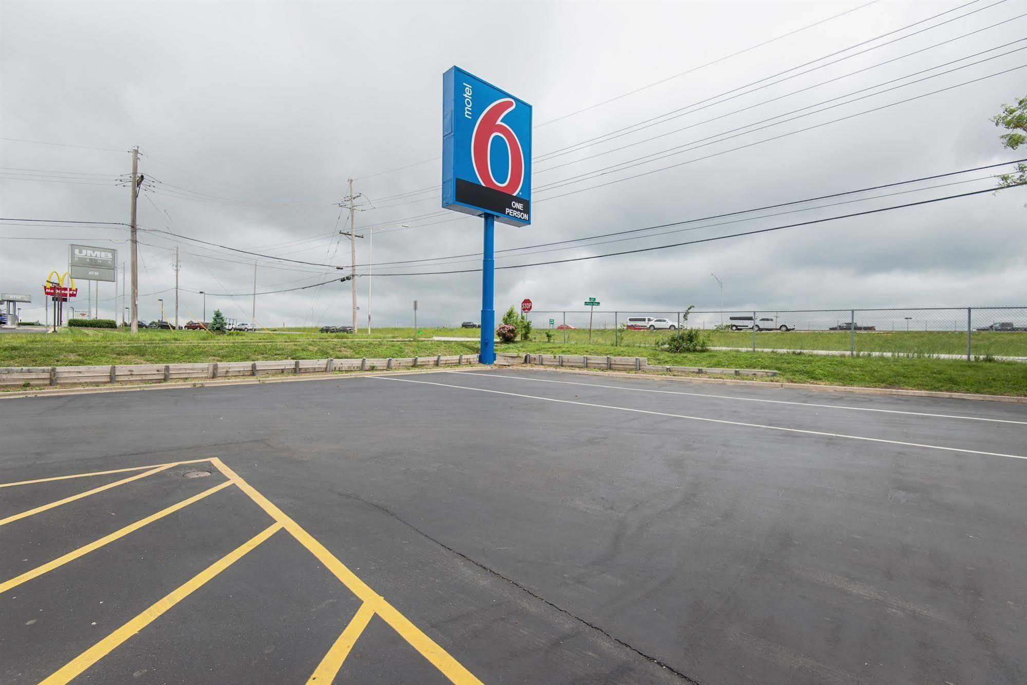 Motel 6 Kansas City, Mo - Airport Екстер'єр фото