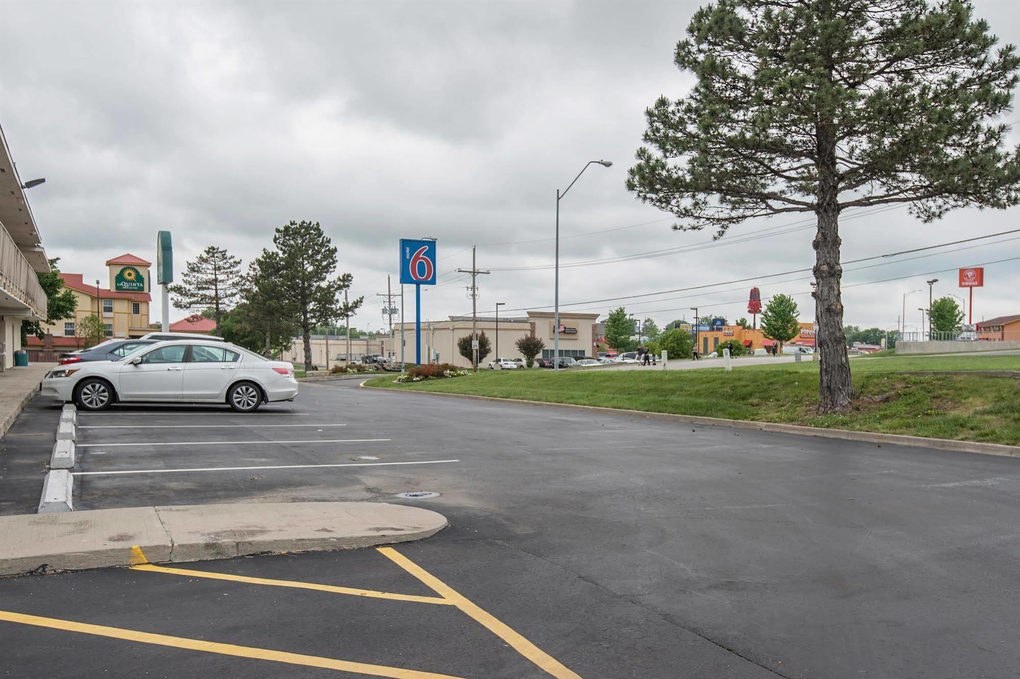 Motel 6 Kansas City, Mo - Airport Екстер'єр фото