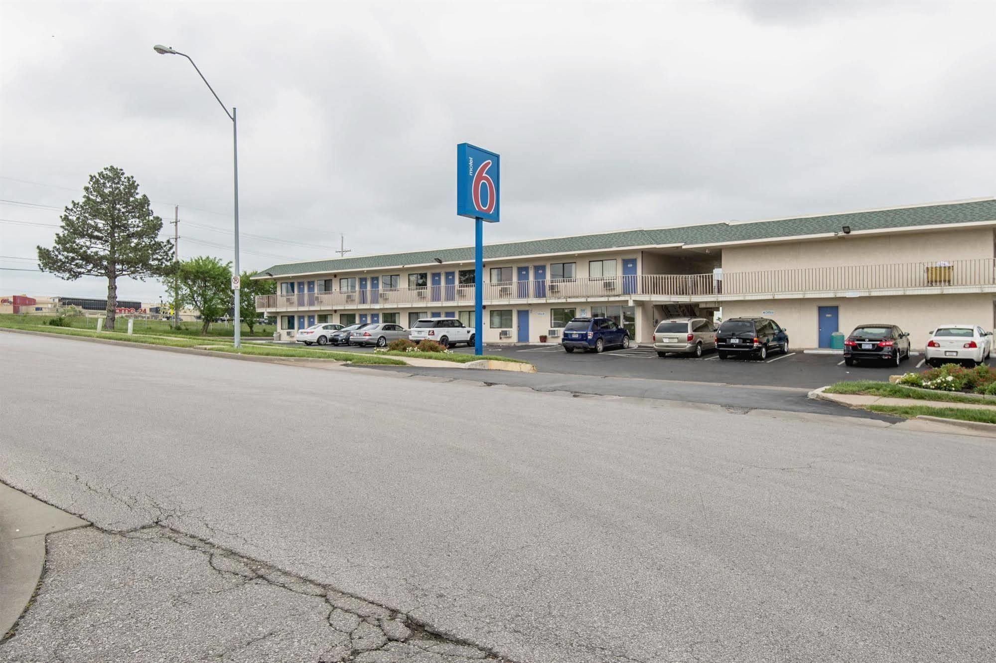 Motel 6 Kansas City, Mo - Airport Екстер'єр фото