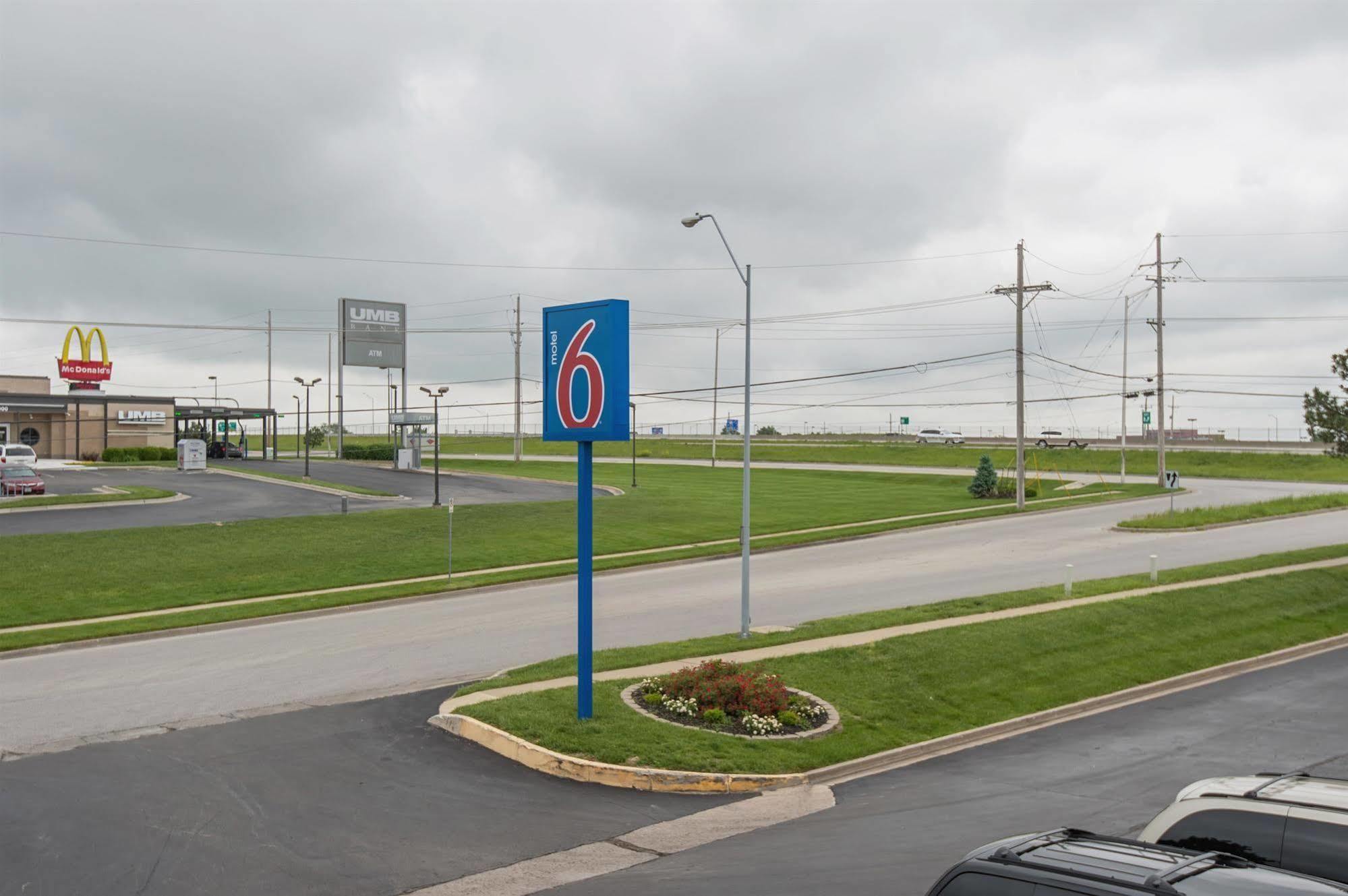 Motel 6 Kansas City, Mo - Airport Екстер'єр фото