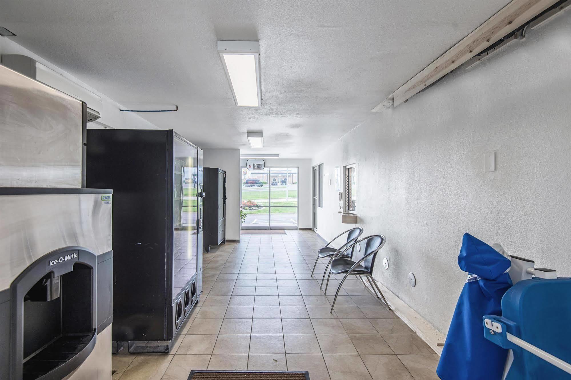 Motel 6 Kansas City, Mo - Airport Екстер'єр фото