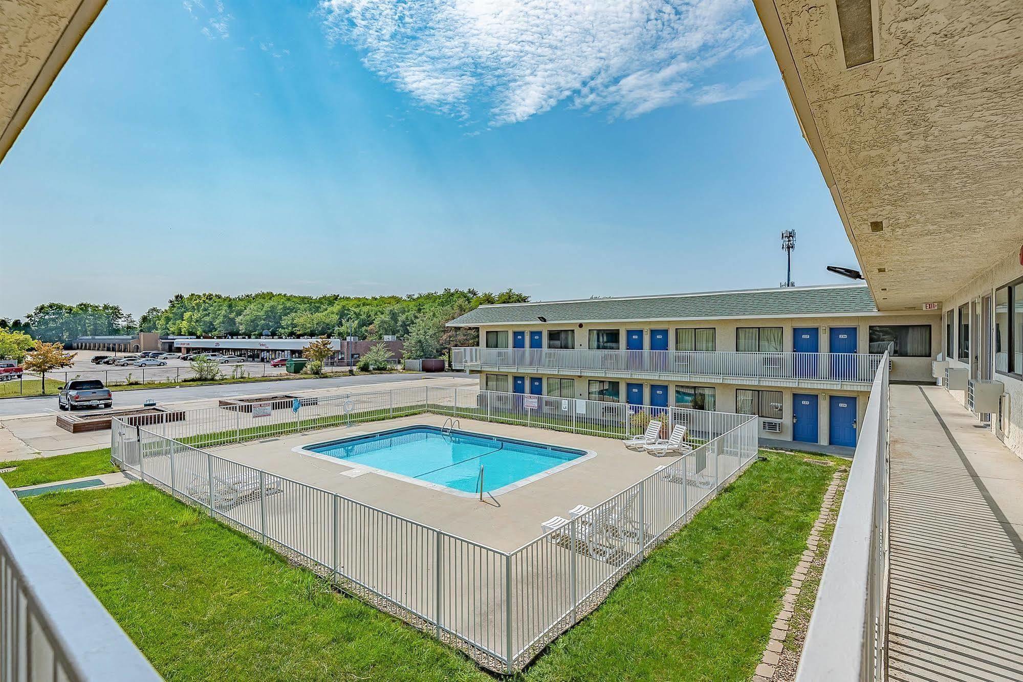 Motel 6 Kansas City, Mo - Airport Екстер'єр фото