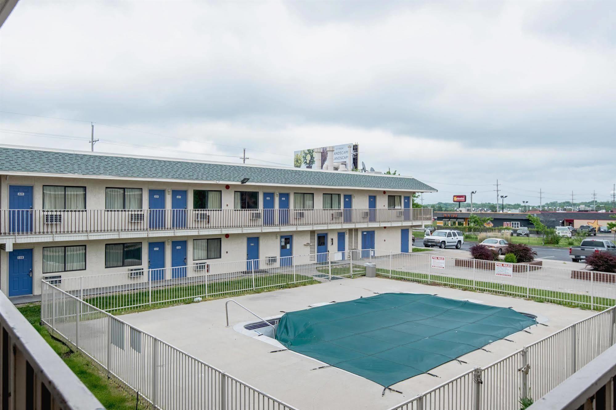 Motel 6 Kansas City, Mo - Airport Екстер'єр фото